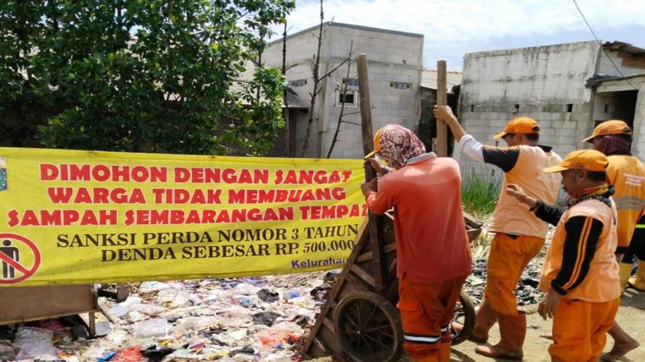 Sejumlah petugas gabungan Kelurahan Marunda dan Kecamatan Cilincing sudah berupaya membersihkan sampah-sampah yang menumpuk di area bekas empang seluas 2.000 meter persegi, Jalan Sungai Tiram, RT03/RW04 Marunda, Cilincing, Jakarta Utara, Rabu (11/1/2023). ANTARA/HO-Kominfotik Jakarta Utara