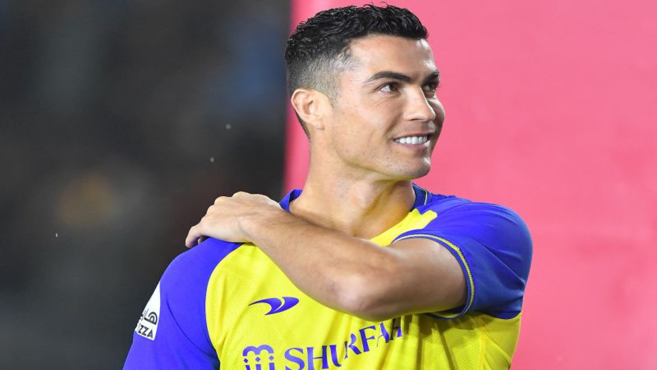 Cristiano Ronaldo saat diperkenalkan secara resmi oleh Al-Nassr di Mrsool Park Stadium, Riyadh pada 4 Januari 2023. ANTARA/AFP/FAYEZ NURELDINE)