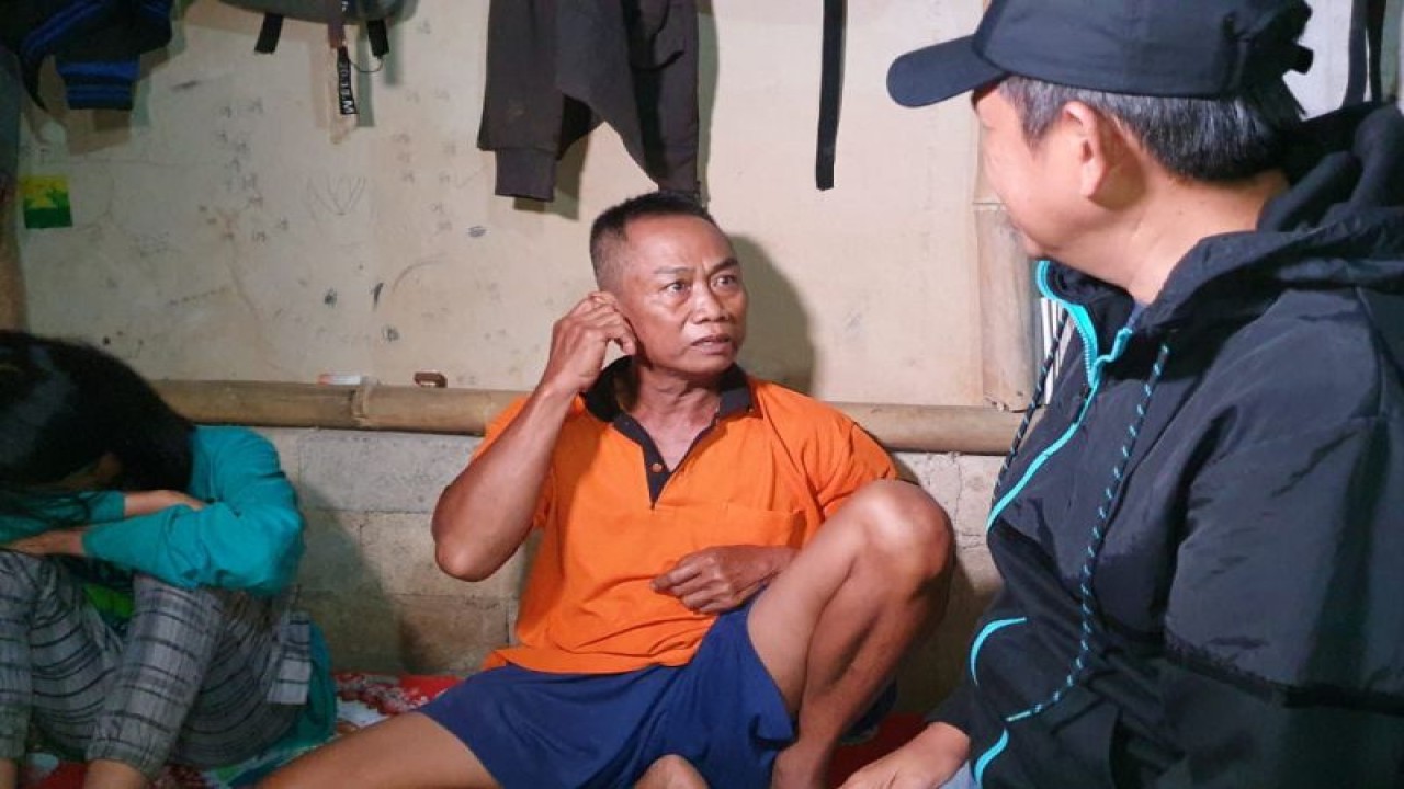 Dedi Mulyadi berbicara di hadapan masyarakat dalam acara resmi