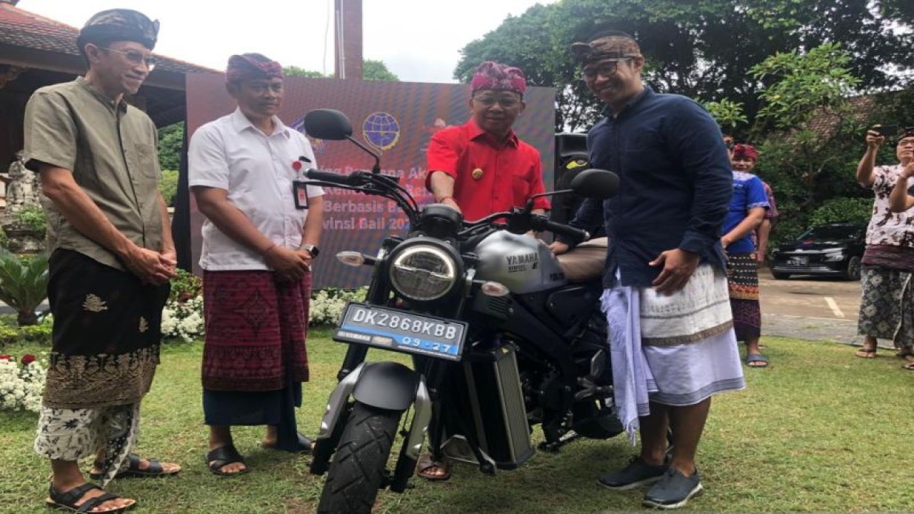 Pemprov Bali dalam peluncuran rencana aksi daerah percepatan kendaraan bermotor listrik berbasis baterai di Denpasar, Kamis (26/1/2023). ANTARA/Ni Putu Putri Muliantari