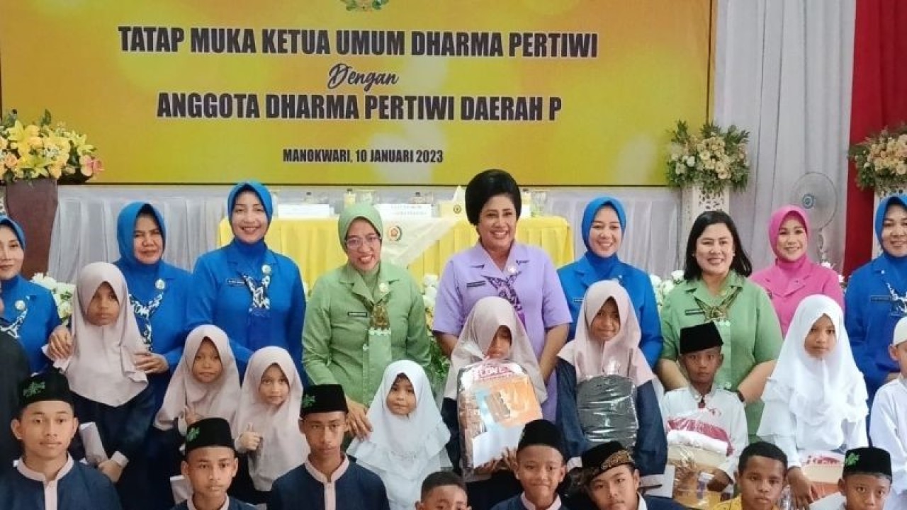 Ketua Umum Dharma Pertiwi Pusat, Ny Vero Yudo Margono didampingi Ketua Umum Persit Kartika Chandra Kirana, Ny Rahma Dudung Abdurahman dan Ketua Umum Jalasenastri, Fera Muhammad Ali bersama pengurus Dharma Pertiwi Daerah P berfoto bersama sejumlah anak yatim piatu penerima santunan di Aula Fasharkan TNI AL di Manokwari, Selasa (10/1/2023). (ANTARA/Rachmat Julaini)