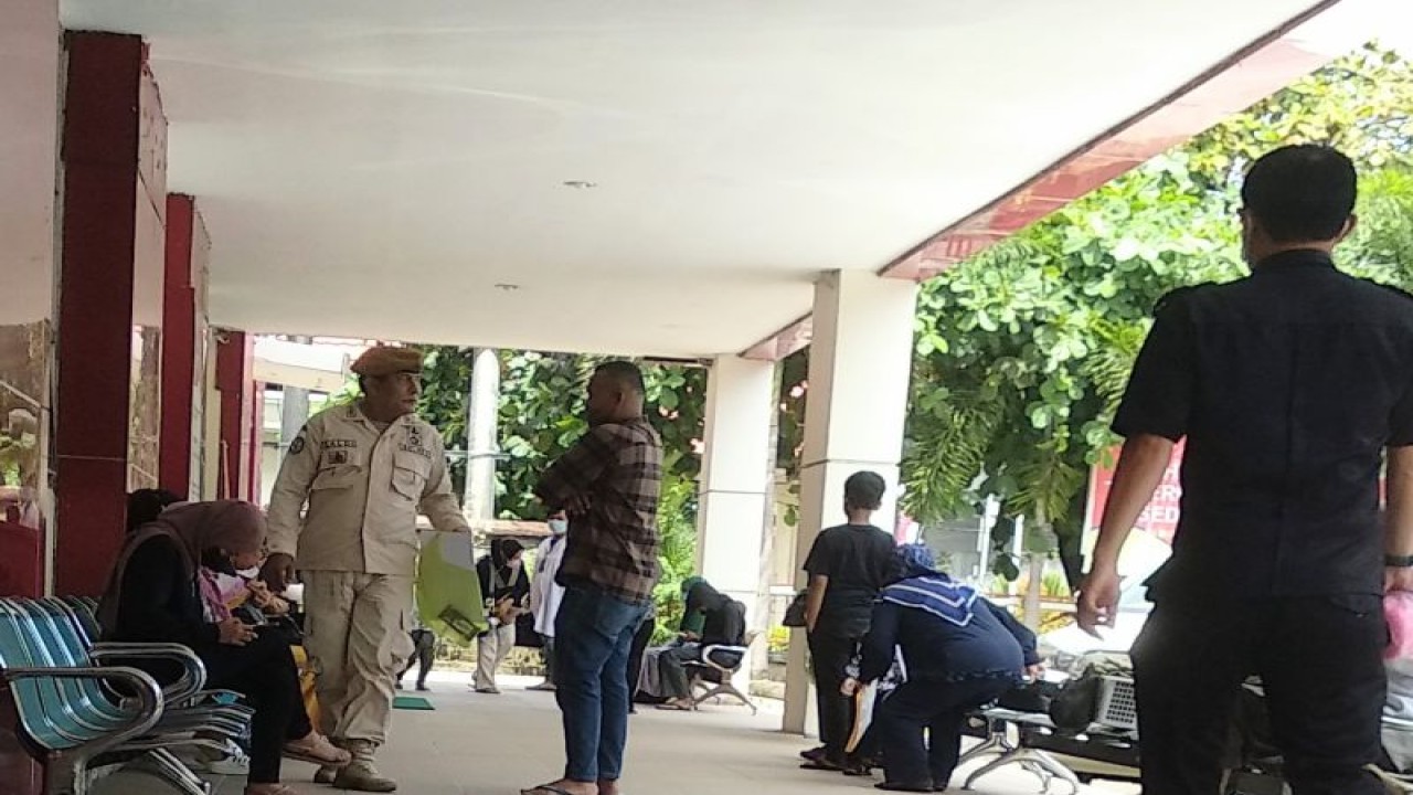 Ilustrasi - Sejumlah pasien menunggu antrian di Balai Besar Kesehatan Paru Masyarakat (BBKPM) Makassar. Dinkes Makassar terus fokus penanggulangan TBC melalui Sobat TB.ANTARA/Abd Kadir