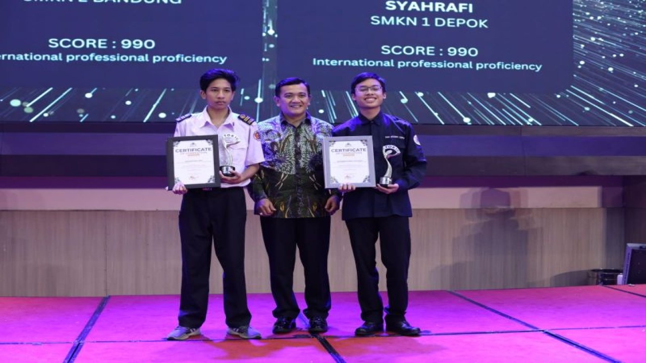 Dinas Pendidikan (Disdik) Jawa Barat memberikan apresiasi kepada Sekolah Menengah Kejuruan (SMK) di Jabar baik negeri maupun swasta, apresiasi tersebut berupa penghargaan yang diserahkan bersamaan dengan gelaran SMK Award Tahun 2022. (ANTARA/HO-Humas Disdik Jawa Barat)