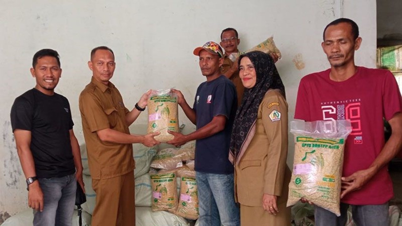 Kelompok Tani Keutapang menerima bantuan benih padi dari Pj Gubernur Aceh di Lhoksukon, Kabupaten Aceh Utara, Senin (24/10/2022). ANTARA/Dedy Syahputra