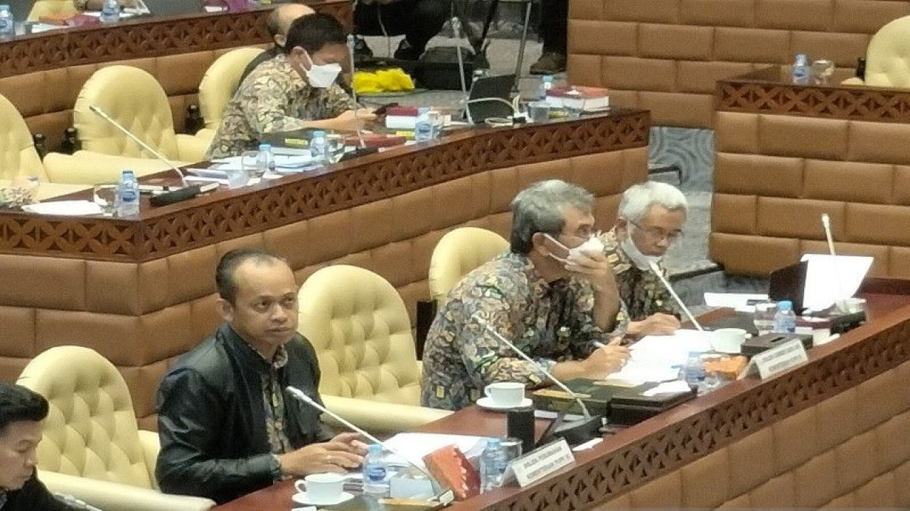 Direktur Jenderal Perumahan Iwan Suprijanto (kiri) dan Direktur Jenderal Sumber Daya Air Jarot Widyoko dalam rapat dengar pendapat dengan Komisi V DPR RI di Jakarta, Rabu (25/1/2023). ANTARA/Aji Cakti