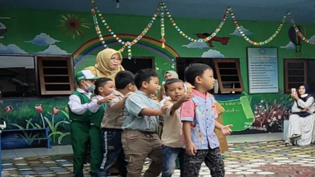 Dokumentasi. Anak-anak bermain di salah satu sekolah di Kota Palangka Raya, beberapa waktu lalu. (ANTARA/Rendhik Andika)