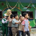 Dokumentasi. Anak-anak bermain di salah satu sekolah di Kota Palangka Raya, beberapa waktu lalu. (ANTARA/Rendhik Andika)-1672816875