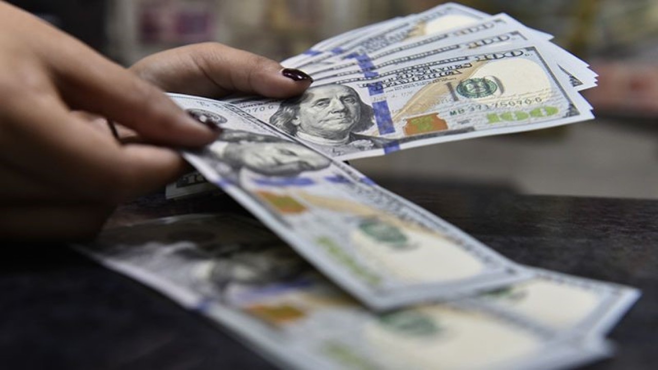 Petugas jasa penukaran uang asing Valuta Artha Mas menghitung pecahan 100 dolar AS di ITC Kuningan, Jakarta, Rabu (28/2). ANTARA FOTO/Puspa Perwitasari/ama/pri. (ANTARA FOTO/PUSPA PERWITASARI)