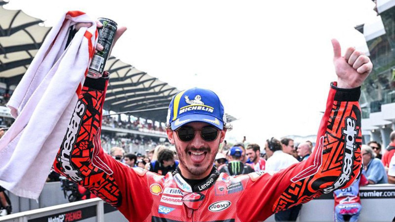 Foto arsip - Pebalap tim Ducati Francesco Bagnaia melakukan selebrasi setelah memenangi Grand Prix Malaysia, Sirkuit Sepang, Minggu (23/10/2022) ANTARA/AFP/Mohd Rasfan/am.