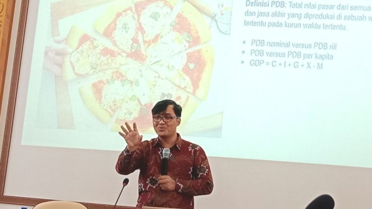 Ekonom Universitas Gadjah Mada (UGM) Akhmad Akbar Susamto saat memberikan materi "Resesi dan Masa Depan Perekonomian 2023" pada Sekolah Wartawan Edisi Perdana di UGM, Yogyakarta, Senin (16/1/2023) (ANTARA/Luqman Hakim)