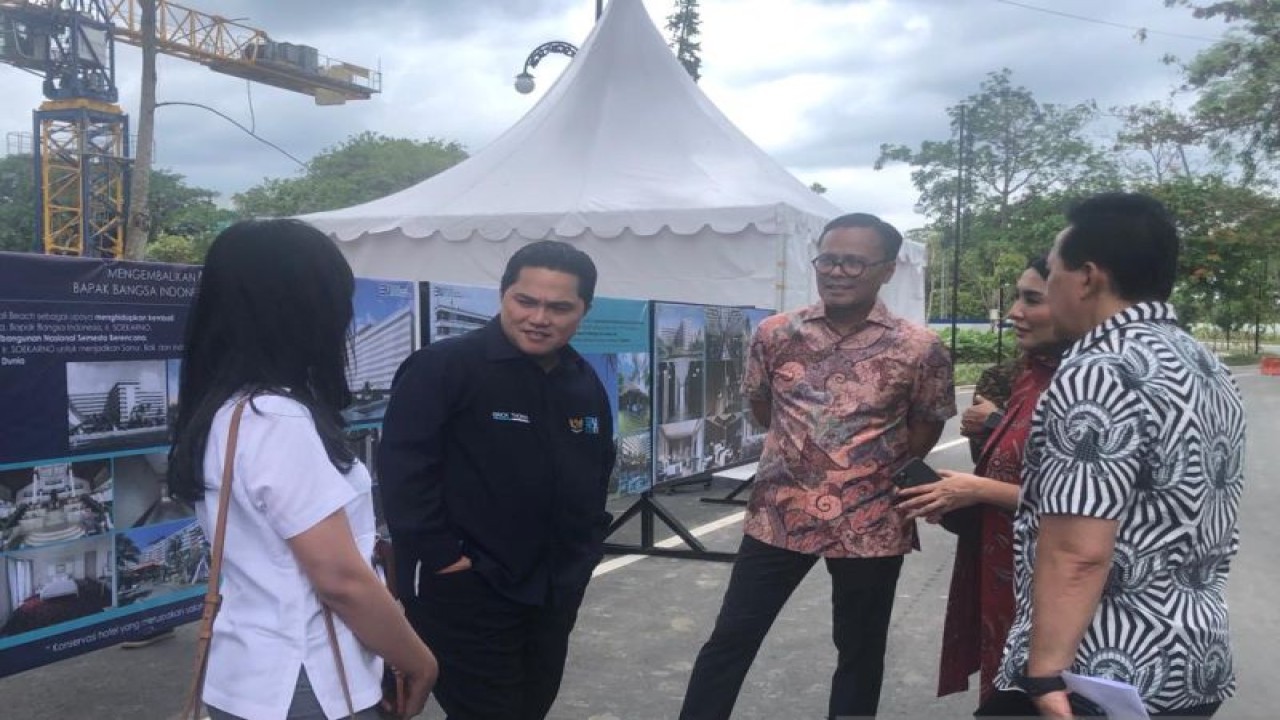 Menteri BUMN Erick Thohir saat meninjau progres KEK Sanur yang akan diisi pengembangan pengobatan tradisional Bali, Denpasar, Senin (16/1/2023). ANTARA/Ni Putu Putri Muliantari