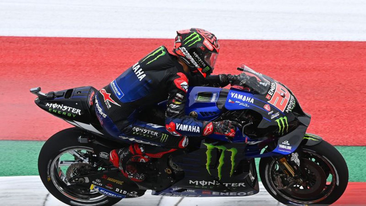 File Foto: Pembalap Monster Energy Yamaha Fabio Quartararo memacu sepeda motornya saat sesi latihan bebas 3 (FP3) MotoGP seri Pertamina Grand Prix of Indonesia 2022 di Pertamina Mandalika International Street Circuit, Lombok Tengah, NTB, Sabtu (19/3/2022). Kota Jakarta, Indonesia, terpilih sebagai tuan rumah dari peluncuran perdana Monster Energy Yamaha MotoGP Team untuk musim 2023 pada Selasa (17/1/2023). ANTARA FOTO/Andika Wahyu/aww.