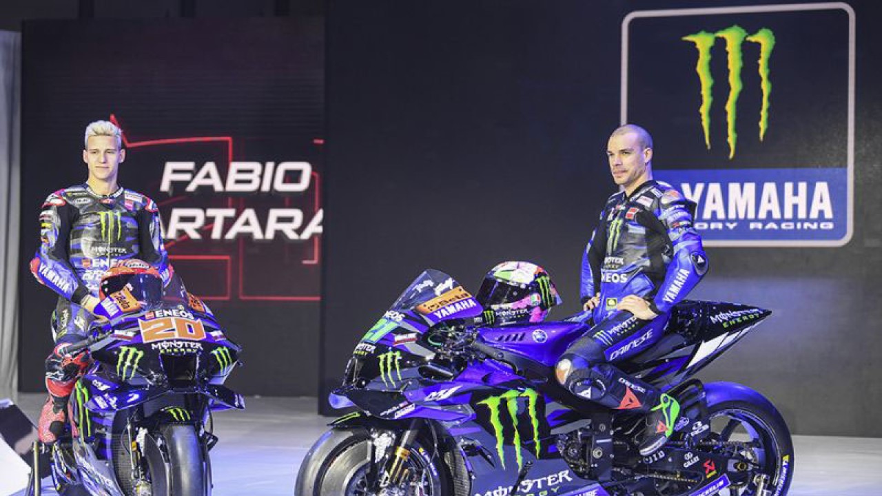 Pembalap Monster Energy Yamaha Fabio Quartararo (kiri) bersama Franco Morbidelli (kanan) berpose dengan sepeda motor Yamaha YZR M1 2023 Livery Terbaru saat peluncuran di Jakarta, Selasa (17/1/2023). Pada musim balap 2023, Monster Energy Yamaha MotoGP dengan dua pembalapnya Fabio Quartararo dan Franco Morbidelli memamerkan Yamaha YZR M1 2023 Livery Terbaru serta 'wearpack' pembalap dan seragam tim terbarunya. ANTARA FOTO/M Risyal Hidayat/rwa.