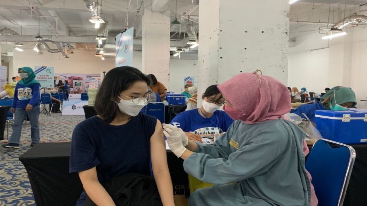 Foto Arsip - Salah seorang warga saat melakukan vaksinasi COVID-19 di Kota Surabaya. (ANTARA/HO-Diskominfo Surabaya)