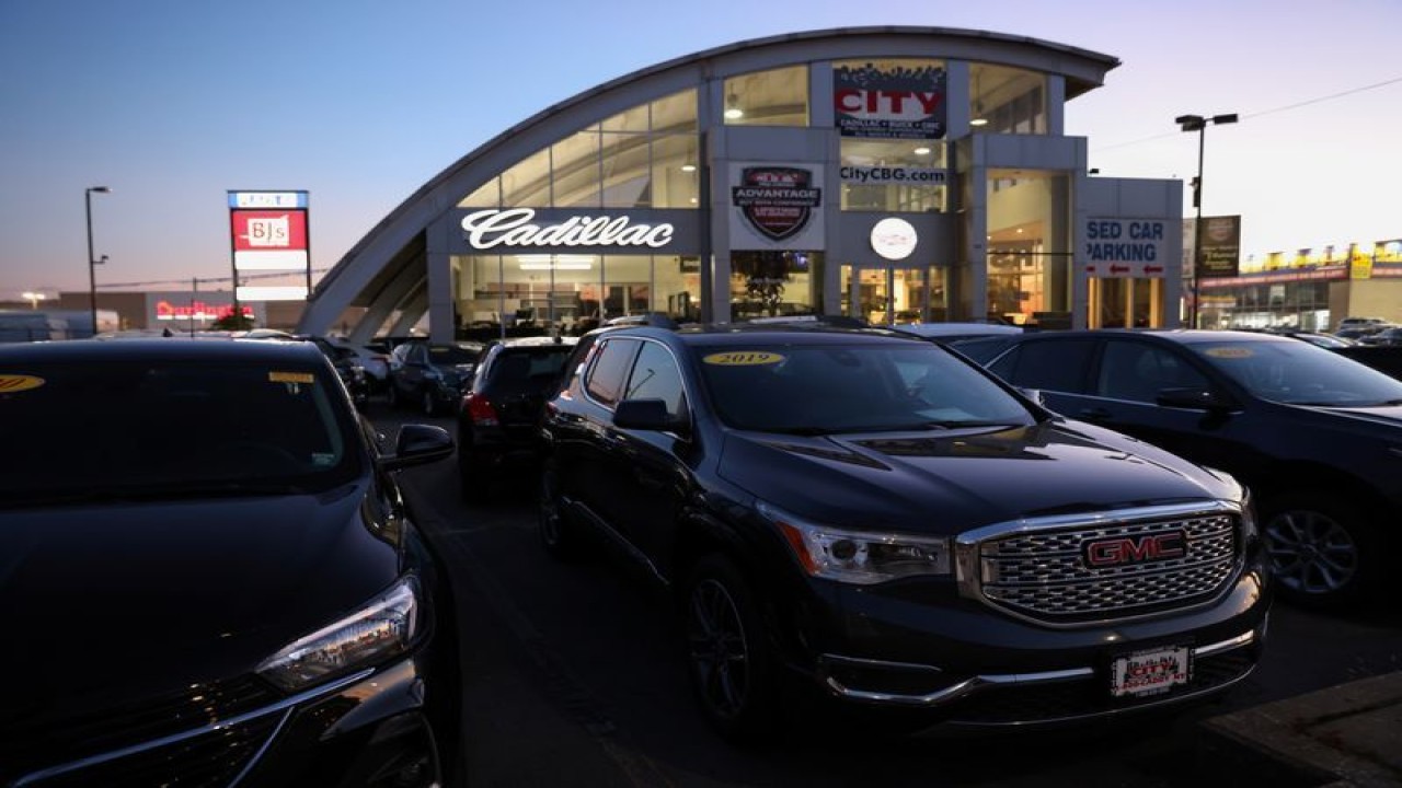 Foto Dokumen: Kendaraan mobil merek milik General Motors Company terlihat di dealer mobil di Queens, New York, AS, 16 November 2021. ANTARA/REUTERS/Andrew Kelly