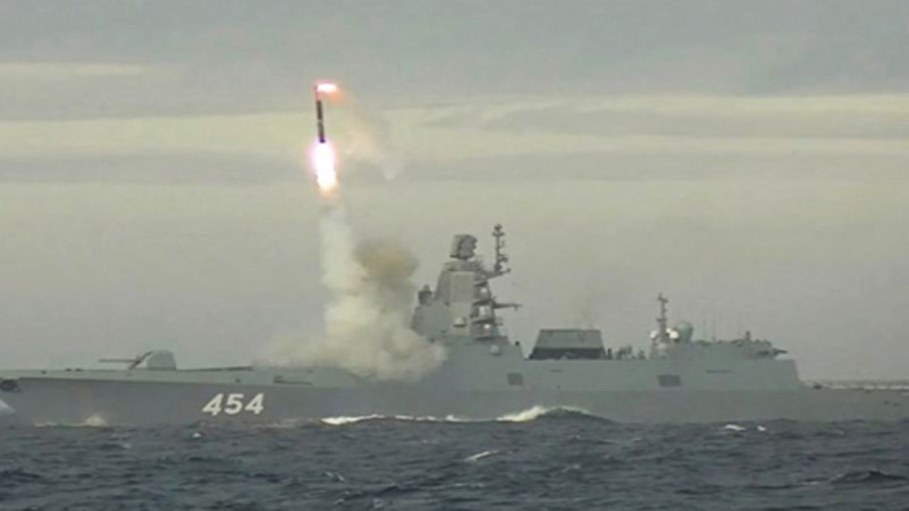 Fregat terbaru Rusia Admiral Gorshkov dengan rudal jelajah hipersonik Tsirkon memulai misi jarak jauh pada Rabu (4/1). (Xinhua)