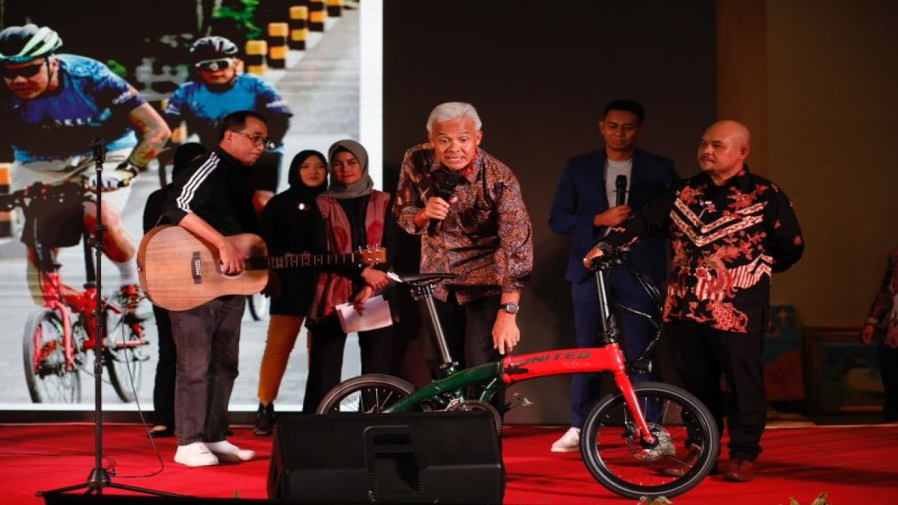 Gubernur Jawa Tengah Ganjar Pranowo menunjukkan sepeda kesayangannya yang dilelang untuk mendukung atlet SOIna. (ANTARA/HO-Humas Pemprov Jateng)