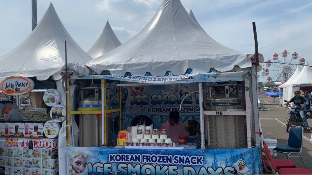 Gerai penjual makanan mengandung nitrogen cair di wilayah Cikarang, Kabupaten Bekasi, Jawa Barat saat Bazar UMKM beberapa waktu lalu. (FOTO ANTARA/Pradita Kurniawan Syah).