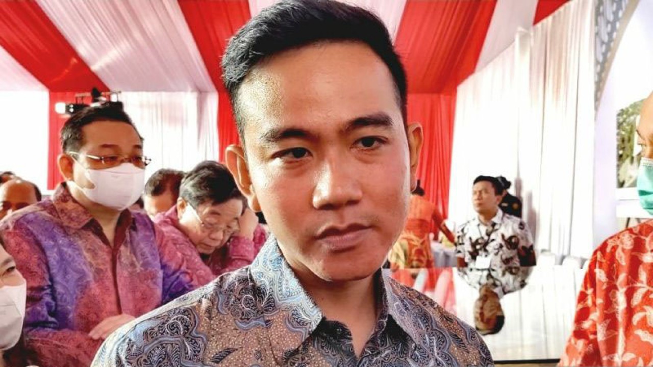 Wali Kota Surakarta Gibran Rakabuming Raka memberikan keterangan kepada wartawan di Solo, Rabu (25/1/2023). ANTARA/Aris Wasita