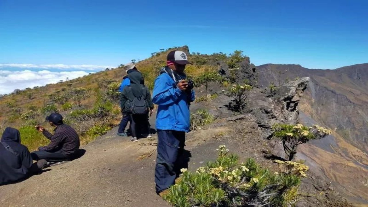 Sejumlah pendaki berada di puncak Gunung Tambora di Pulau Sumbawa, NTB. (ANTARA/HO-BTNT)