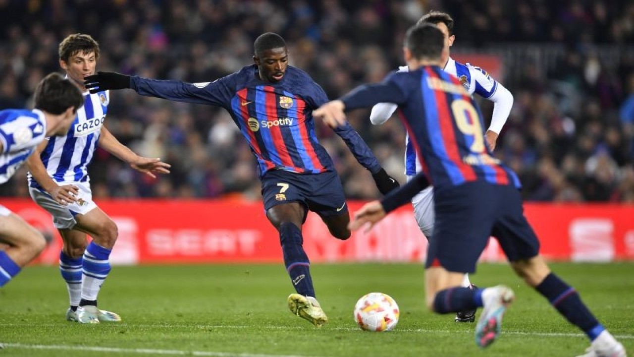 Penyerang Barcelona Ousmane Dembele (tengah) menendang bola pada pertandingan Piala Raja melawan Real Sociedad di Nou Camp, Barcelona, Kamis (26/1/2023) dini hari WIB. (ANTARA/AFP/PAU BARRENA)