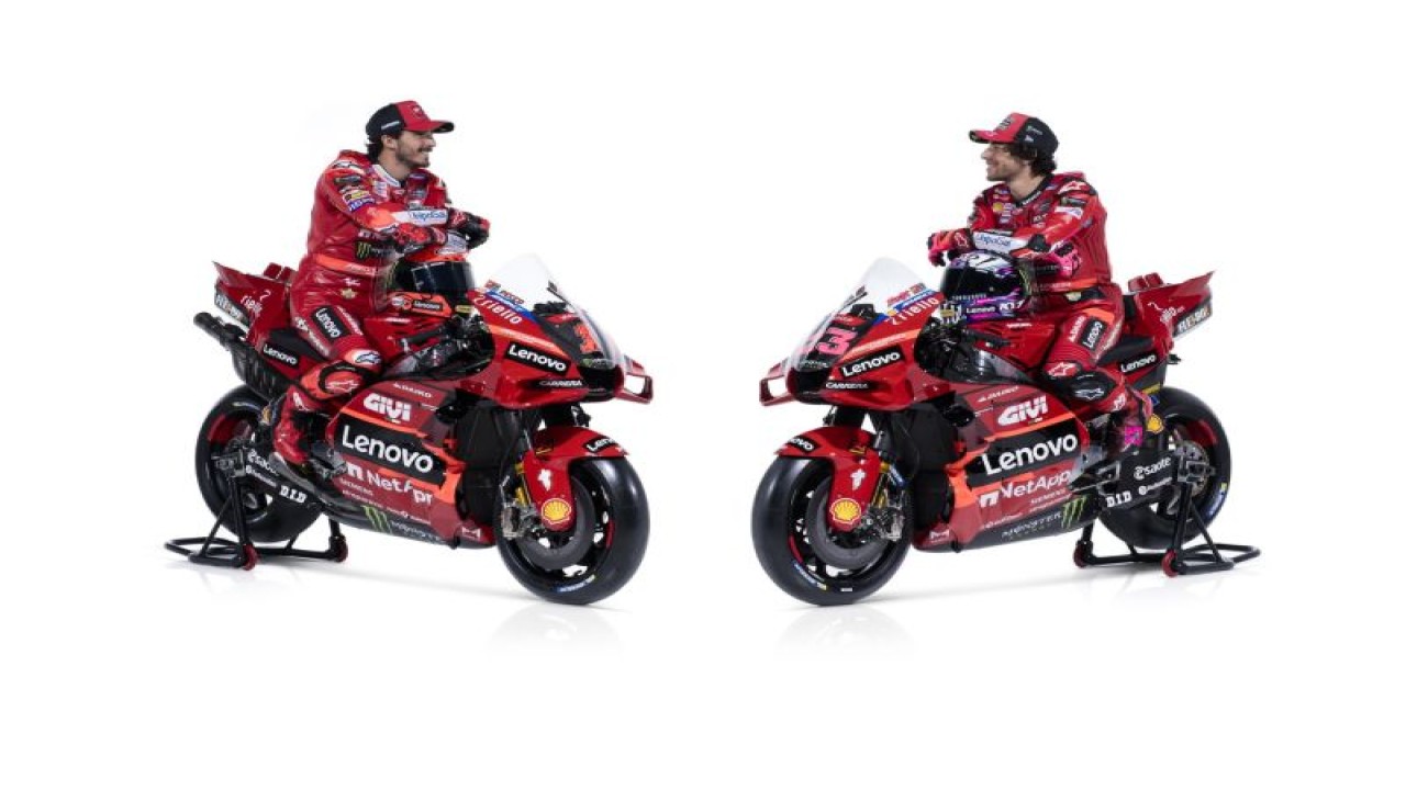 Francesco "Pecco" Bagnaia dan Enea Bastianini berpose dengan Desmosedici GP23 yang telah diperbarui oleh Ducati Lenovo Team untuk 2023. (Ducati Lenovo)