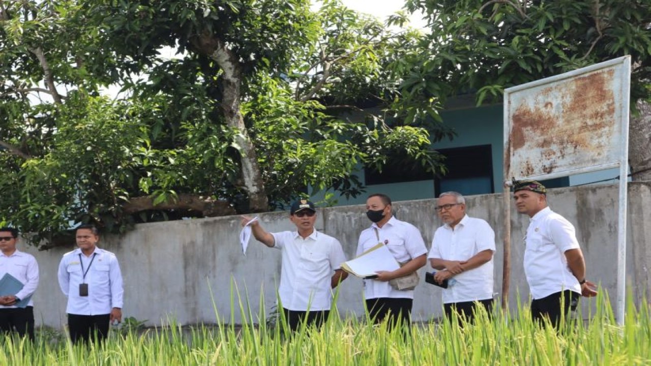 Wali Kota Mataram H Mohan Roliskana (pakai Topi), Rabu (11/1-2023 ...