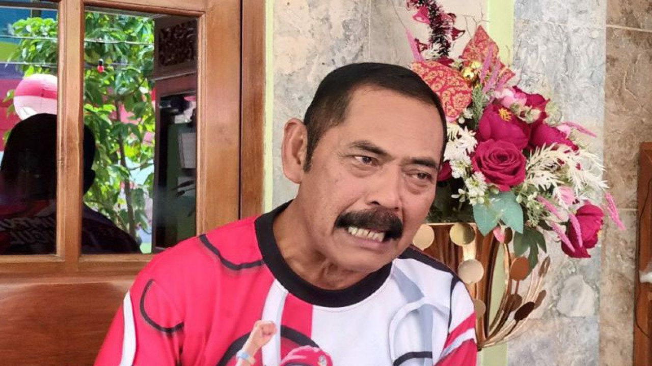 Mantan wali Kota Surakarta F.X. Hadi Rudyatmo memberikan keterangan kepada wartawan di Surakarta, Jawa Tengah, Rabu (11/1/2023). (ANTARA/Aris Wasita)