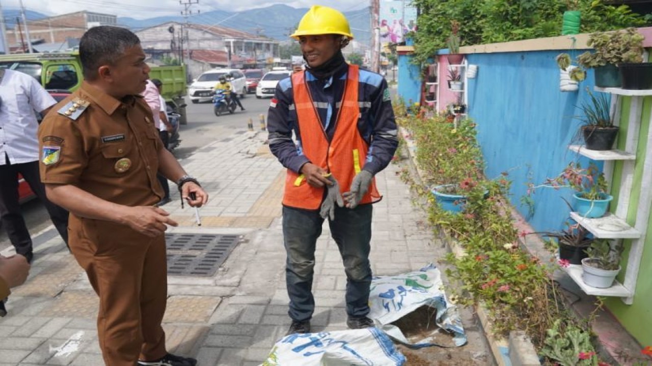 Wali Kota Palu, Sulteng, Hadianto Rasyid (kiri) berbincang dengan petugas taman saat meninjau kebersihan di Kecamatan Palu Selatan, Selasa (18/10/2022). FOTO ANTARA/HO-Humas Pemkot Palu