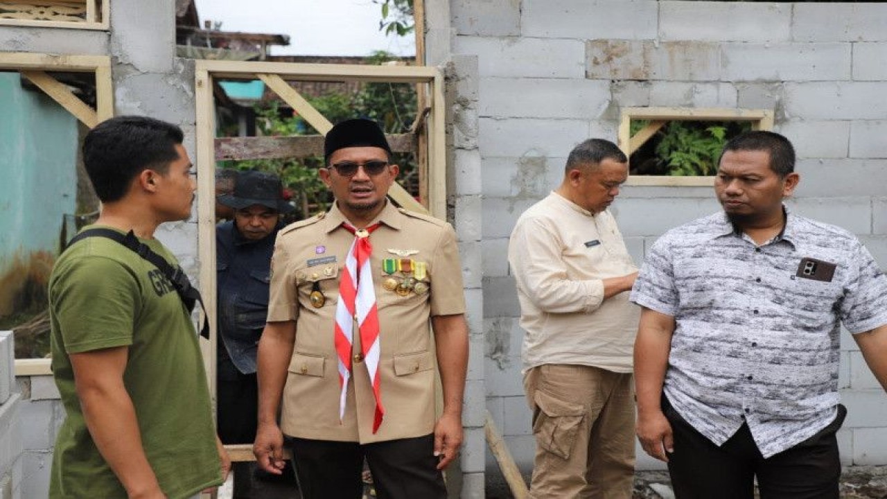 Wakil Bupati Garut Helmi Budiman (kedua kiri) meninjau pembangunan rumah tidak layak huni di Kabupaten Garut, Jawa Barat. (ANTARA/HO-Diskominfo Garut)