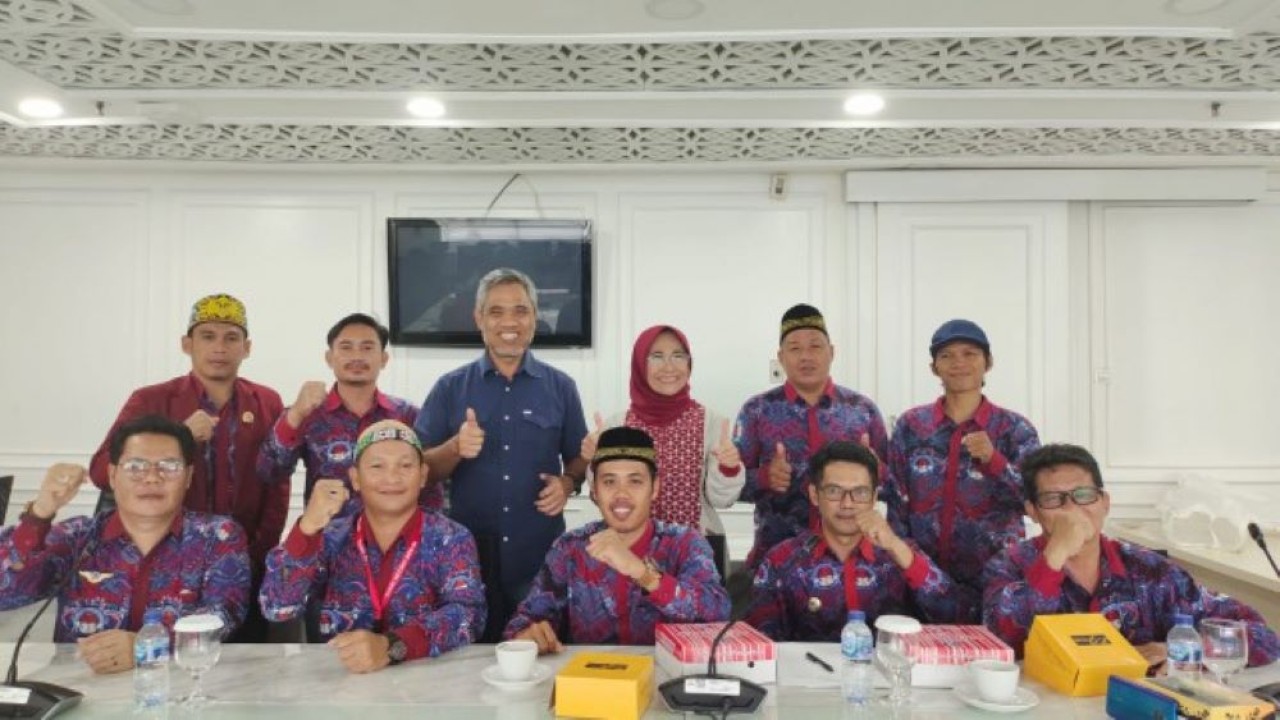 Anggota DPR RI Hetifah Sjaifudian saat foto bersama usai menerima aspirasi dari Persatuan Perangkat Desa Indonesia Provinsi Kaltim di Ruang Fraksi Partai Golkar. (Ist/nr)