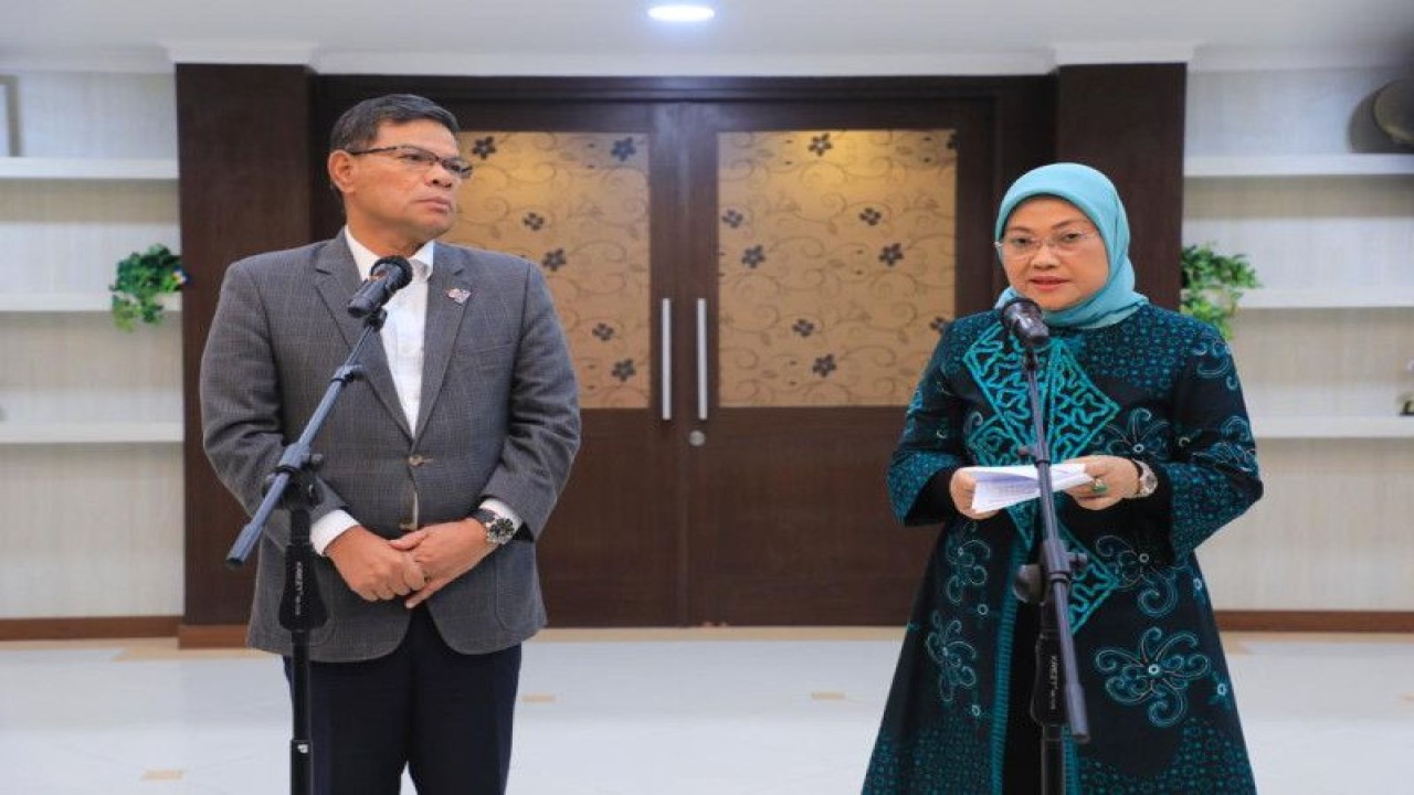 Menaker Ida Fauziyah (kanan) Bersama Menteri Dalam Negeri Malaysia Dato ...