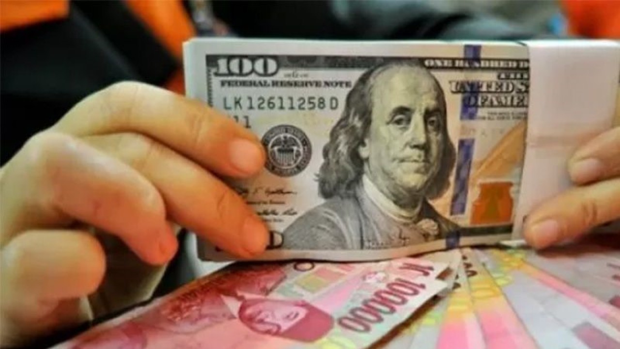 Ilustrasi - Lembaran mata uang rupiah dan dolar AS. ANTARA FOTO/Puspa Perwitasari/aa.