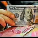 Ilustrasi - Lembaran mata uang rupiah dan dolar AS. ANTARA FOTO/Puspa Perwitasari/aa.-1673923324