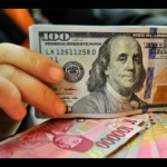 Ilustrasi - Lembaran mata uang rupiah dan dolar AS. ANTARA FOTO/Puspa Perwitasari/aa.-1674025447