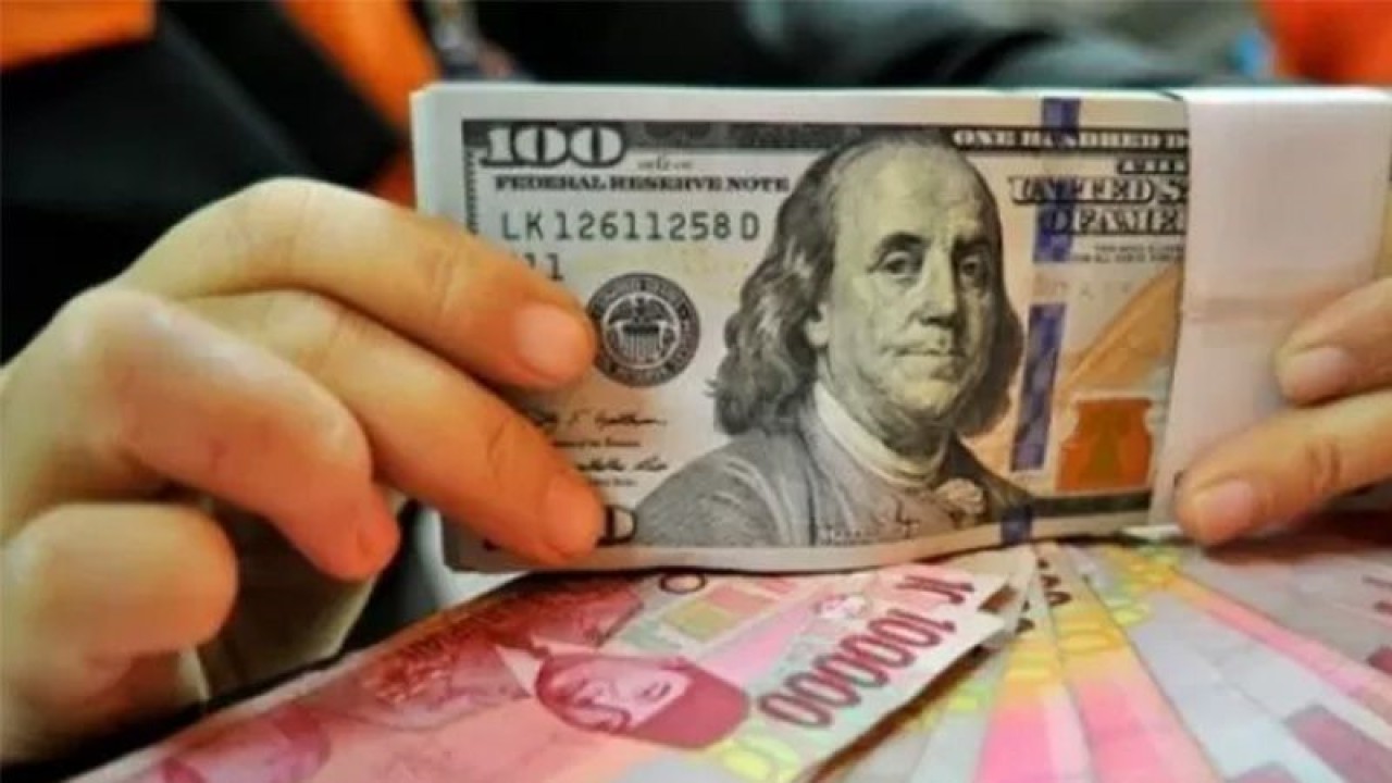 Ilustrasi - Lembaran mata uang rupiah dan dolar AS. (ANTARA FOTO/Puspa Perwitasari/aa)