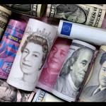 Ilustrasi - Mata uang Euro, dolar Hong Kong, dolar AS, yen Jepang, pound, dan uang kertas 100 yuan China. ANTARA/REUTERS/Jason Lee/aa.-1672892604