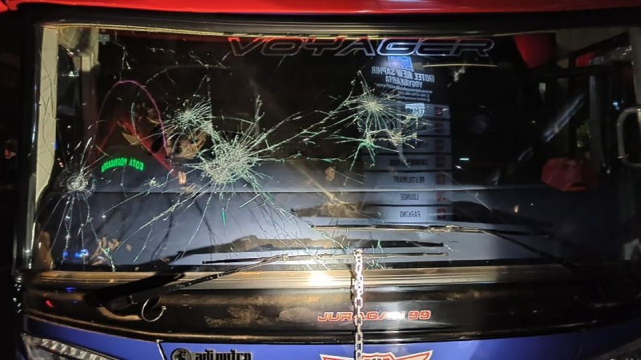 Ilustrasi - Mobil bus tim bola rusak akibat diserang oknum suporter. (HO/Antara)