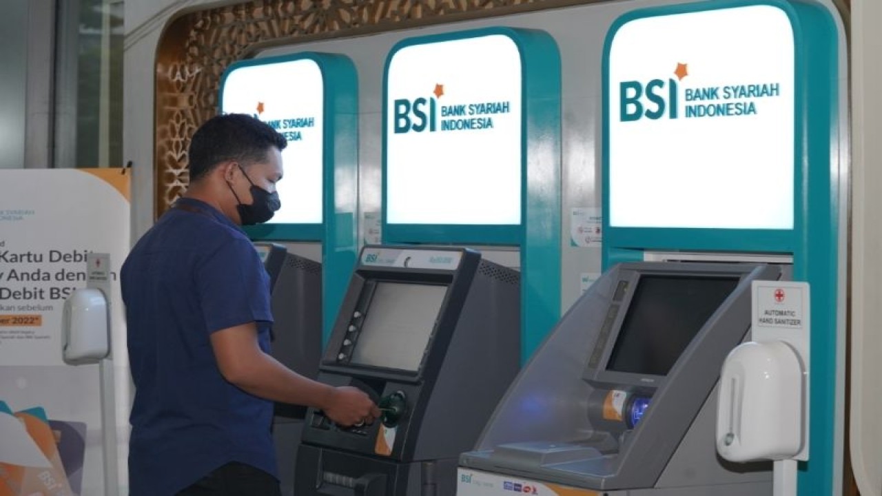 Ilustrasi: Nasabah sedang melakukan tarik tunai di ATM BSI. (ANTARA/HO-BSI)