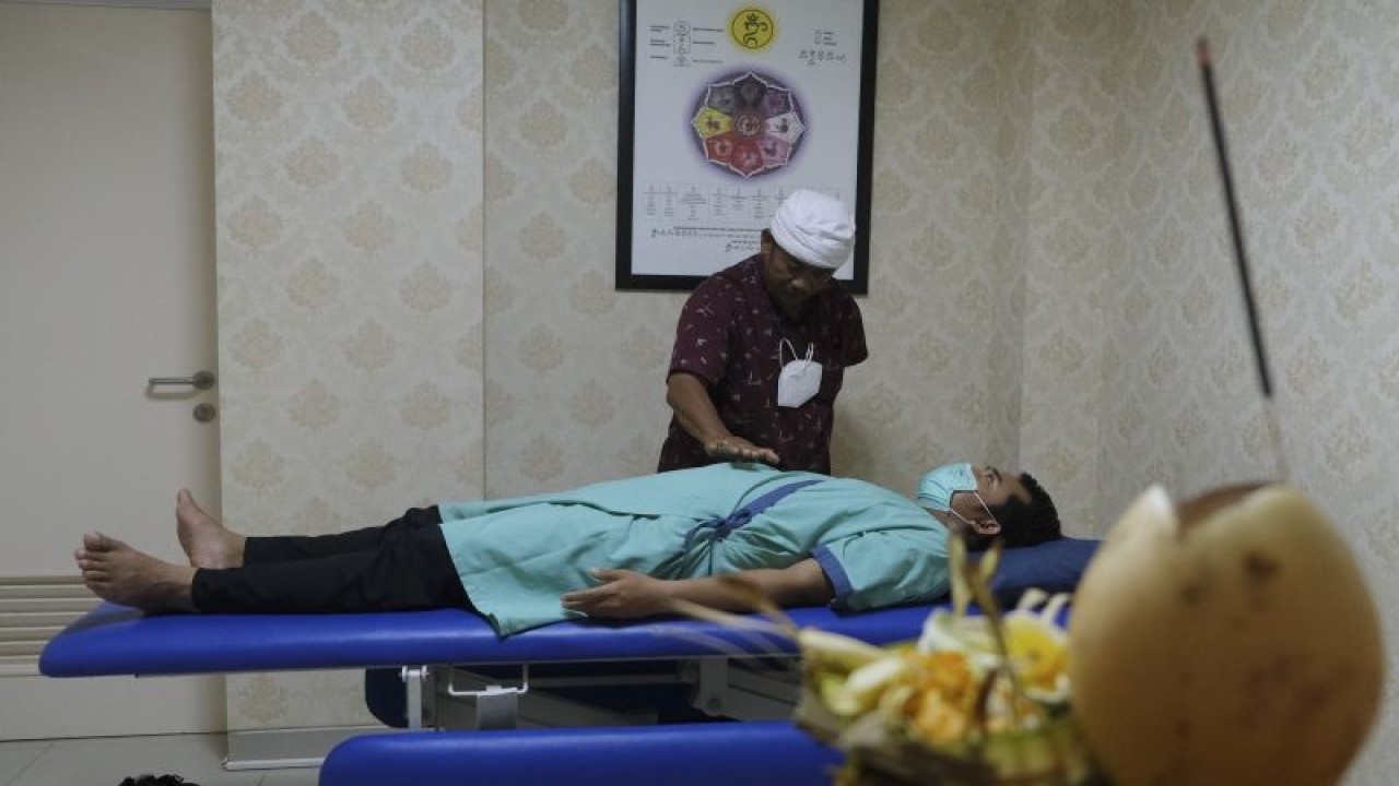Ilustrasi pengobatan tradisional yang sudah terintegrasi dengan rumah sakit di Denpasar, Bali. ANTARA/Ni Putu Putri Muliantari
