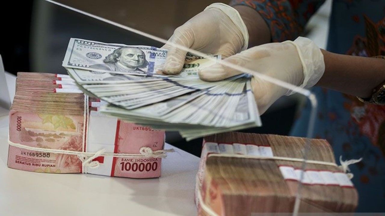 Ilustrasi - Petugas menghitung uang dolar AS di BNI KC Mega Kuningan, Jakarta. ANTARA FOTO/Rivan Awal Lingga/tom/pri.
