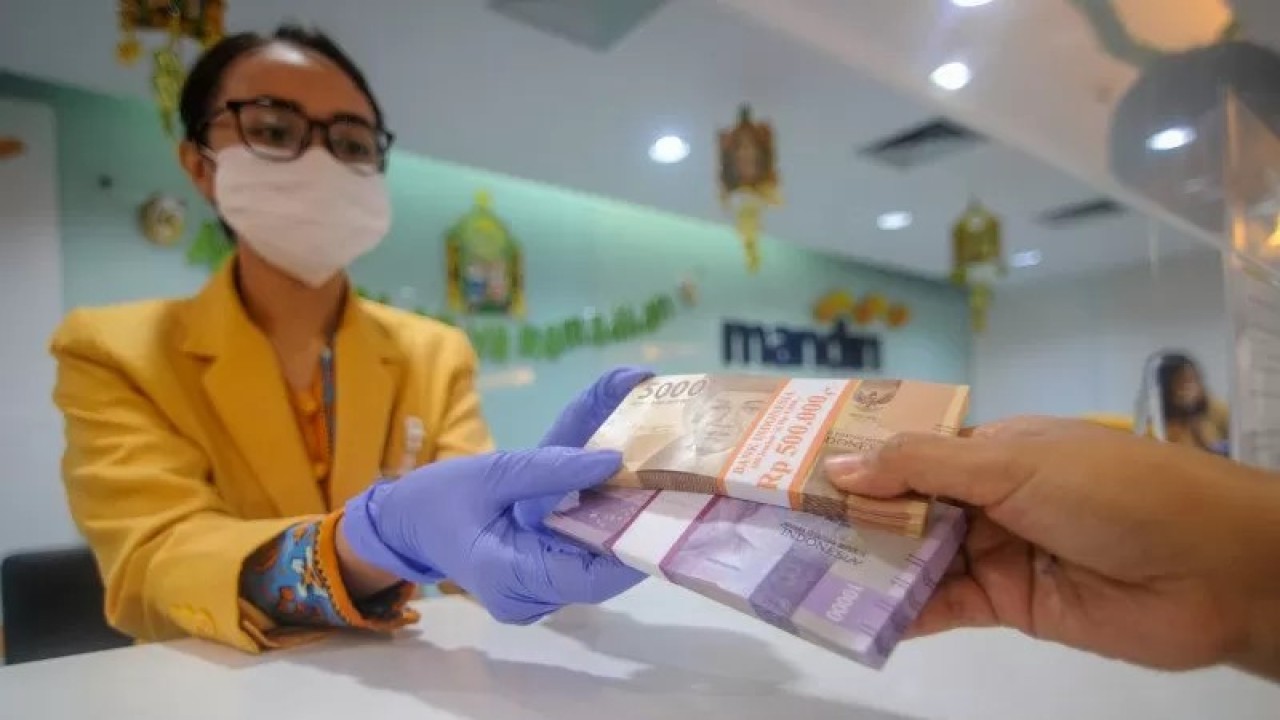 Ilustrasi - Petugas teller melayani nasabah yang melakukan penukaran uang di sebuah Bank. (ANTARA FOTO/Raisan Al Farisi/hp.)
