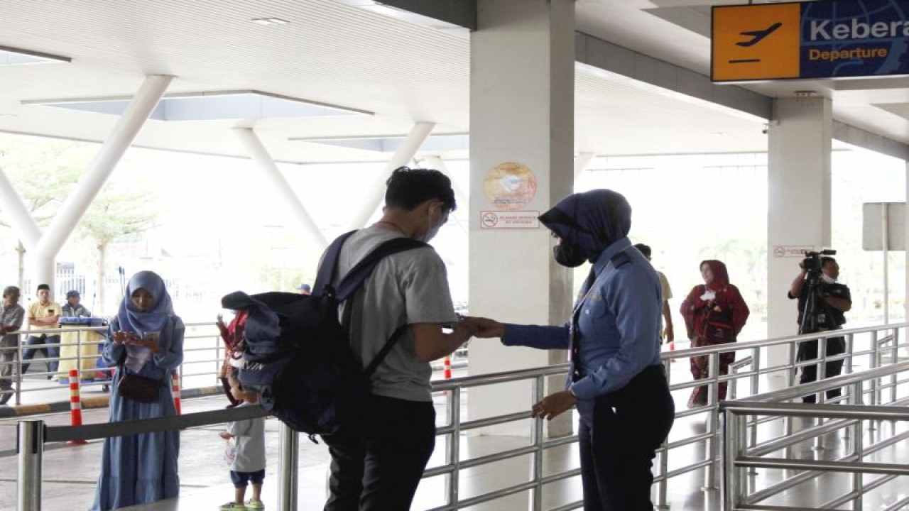 Ilustrasi Suasana Bandara Radin Inten Ii Lampung Saat Periode Natal