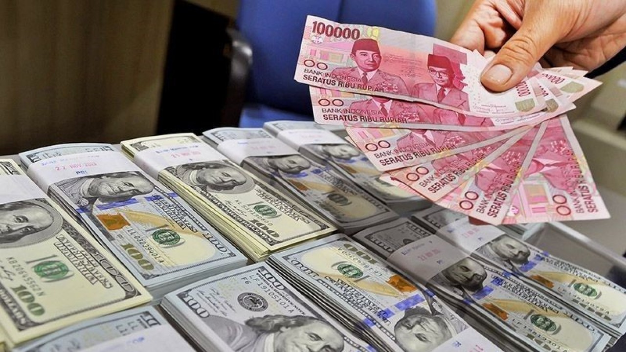 Ilustrasi - Uang pecahan seratus ribu rupiah di atas uang dolar AS, Cash Center Bank Mandiri, Jakarta. ANTARA FOTO/Yudhi Mahatma/ed/pd/aa.