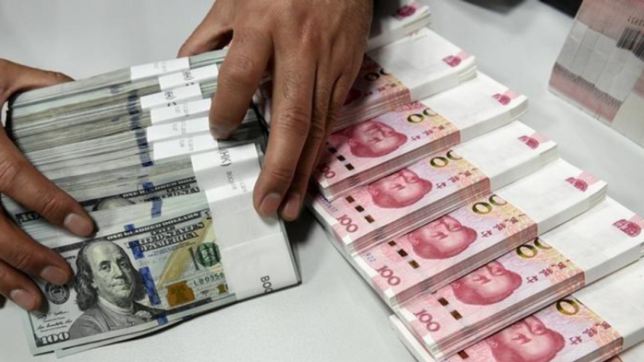 Ilustrasi: Yuan China dan dolar Amerika Serikat (ANTARA/REUTERS)