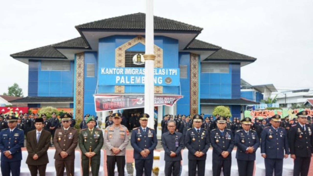 Pejabat Kanwil Kemenkumham Sumsel, Imigrasi Palembang foto bersama mitra kerja seusai upacara petingatan Hari Bhakri Keimigrasian ke-73. (ANTARA/Yudi Abdullah/23)