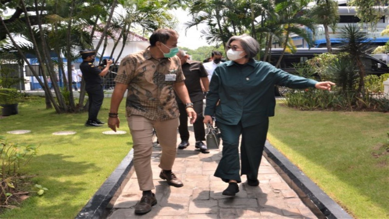 Anggota Komisi XI DPR RI Indah Kurniawati (kanan) saat kunjungan kerja spesifik Komisi XI DPR RI ke Kawasan Berikat Mandiri, Sidoarjo, Jawa Timur, Kamis (19/1/2023). (Ayu/Man)