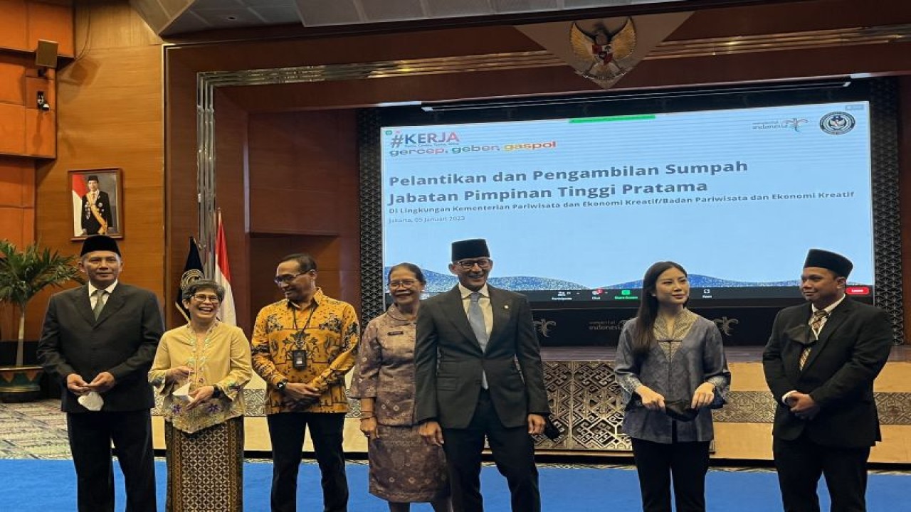 Menteri Pariwisata dan Ekonomi Kreatif Sandiaga Uno foto bersama para jajaran inti dan Direktur Hubungan Antar Lembaga Yulia (kedua dari kiri), Direktur Komunikasi Pemasaran Yohanes DB Titus Haridjati (paling kanan), serta Direktur Wisata Minat Khusus Itok Parikesit (paling kiri) di Gedung Sapta Pesona, Jakarta, Kamis (5/1/2023). ANTARA/M. Baqir Idrus Alatas