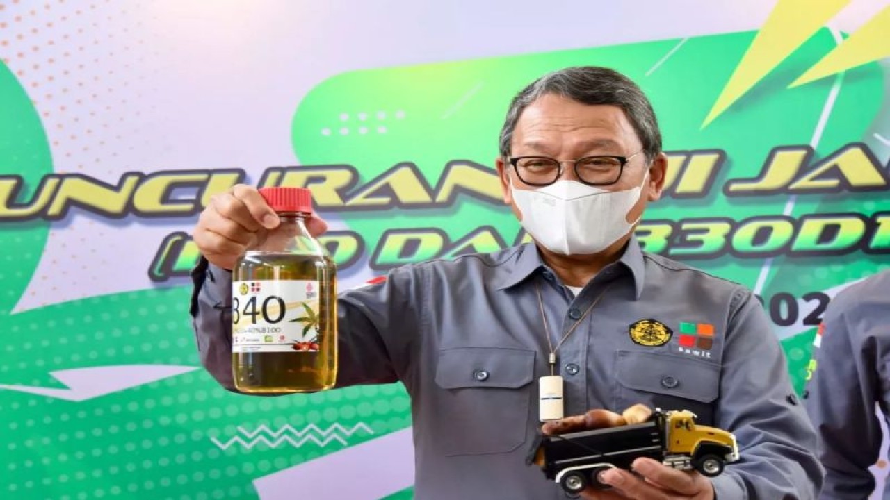 Menteri ESDM Arifin Tasrif Menunjukkan Sampel Bahan Bakar Biodiesel ...