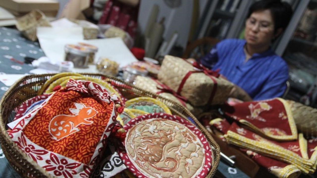 Perajin membuat bingkisan Imlek yang berisi berbagai kerajinan dari kain batik bermotif shio di rumah produksi Batik Shio, Purwantoro, Malang, Jawa Timur, Senin (16/1/2023). . ANTARA FOTO/Ari Bowo Sucipto/rwa. (ANTARA FOTO/ARI BOWO SUCIPTO)